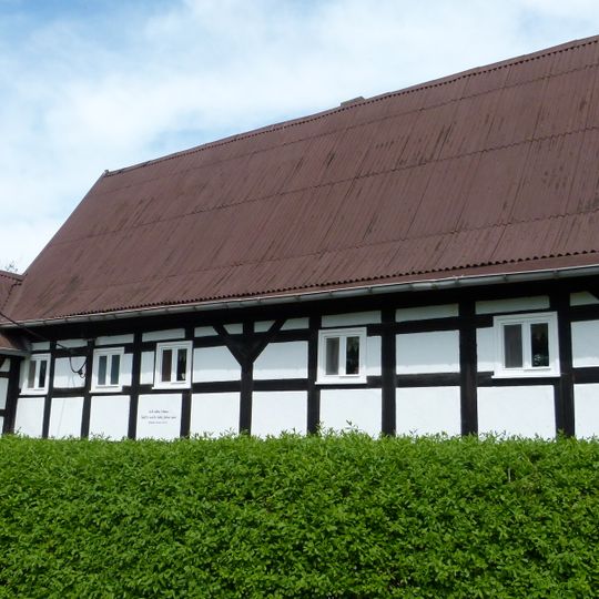 Wohnhaus mit Anbau über Eck Am Anger 7