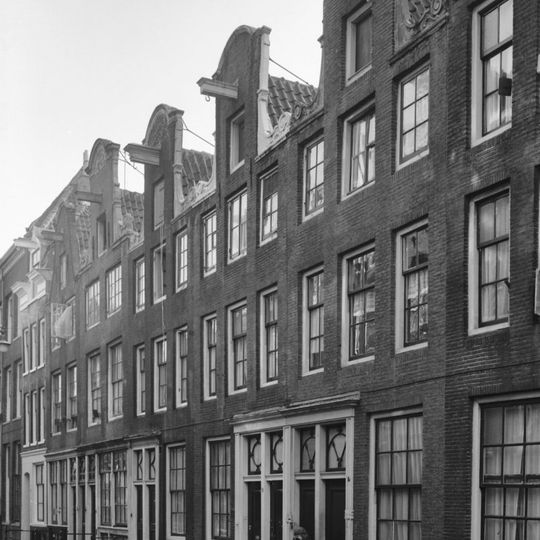 Pand met gevel onder klokvormige rollagentop