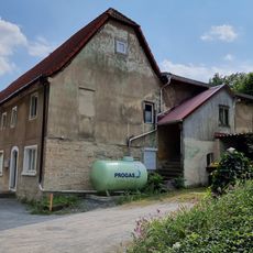 Ehemaliger Gasthof und Wohn-Nebengebäude, einander gegenüberliegend Elbersdorfer Gasse 12; 12a