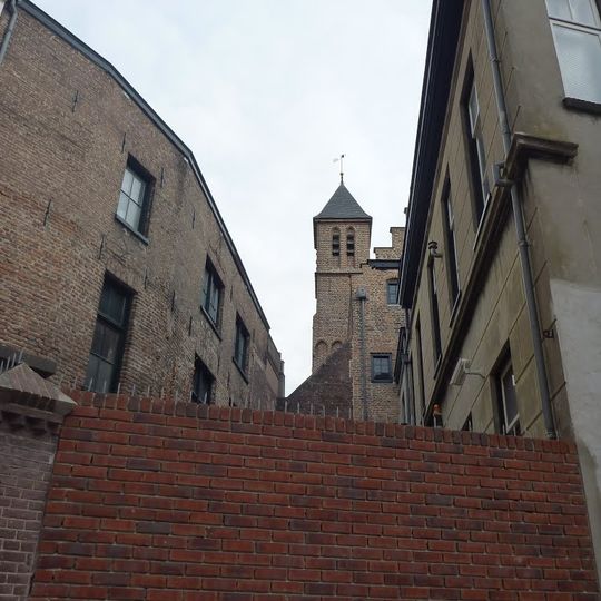 Op binnenterrein tussen Bakkerstraat en Weverstraat gelegen L-vormig huis