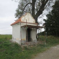 Kaplička západně od Horních Chrášťan u rozcestí