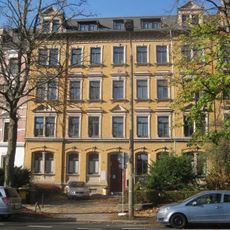 Mietshaus in geschlossener Bebauung mit Vorgarten Straße der Nationen 87