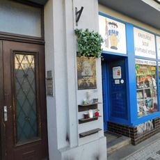 Pamětní deska Karla Kryla na domě Milady Horákové 382/75 na Letné