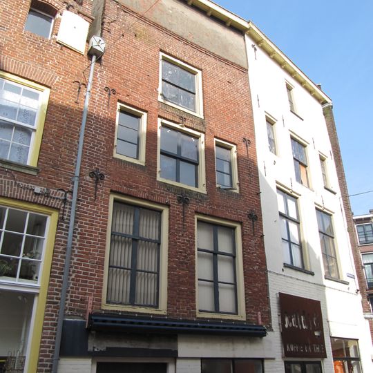 Pand met oorspronkelijke topgevel verhoogd