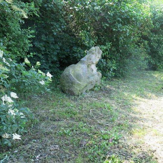 Kamenná plastika u rybníka v Radonicích
