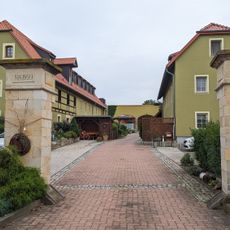 Wohnstallhaus, Torpfeiler und Einfriedung eines ehemaligen Dreiseithofes Hauptstraße 12