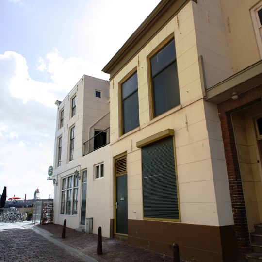 Huis met gepleisterde lijstgevel. Staafankers