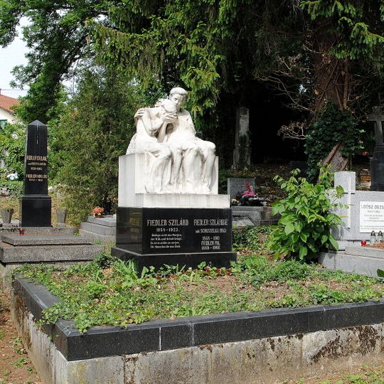 Cintorín sv. Rozálie, náhrobok so súsoším