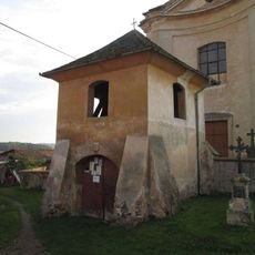 Zvonice ve Hlohovicích před kostelem