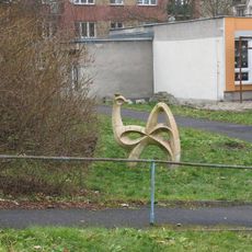 Keramická plastika Páv v zahradě školy v Školní ulici na Bukově