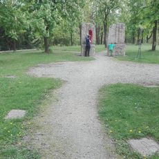 Ústřední skulptura v zahradě Hlaholice