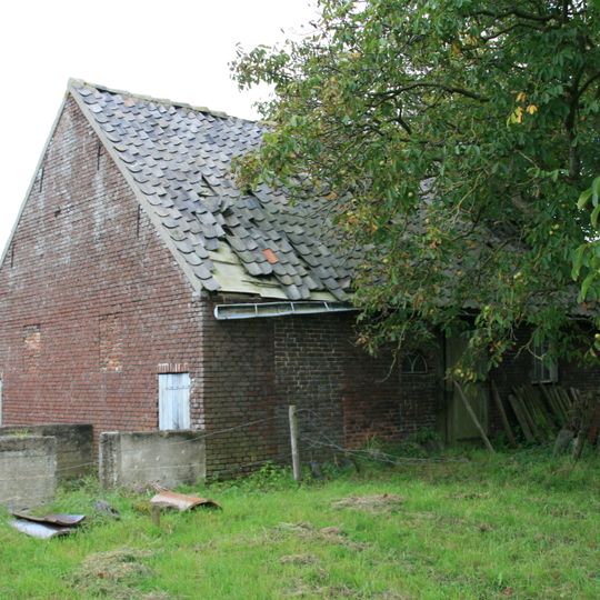 Boerderij: voormalige stroopfabriek/varkensstal in een Ambachtelijk-traditionele bouwtrant