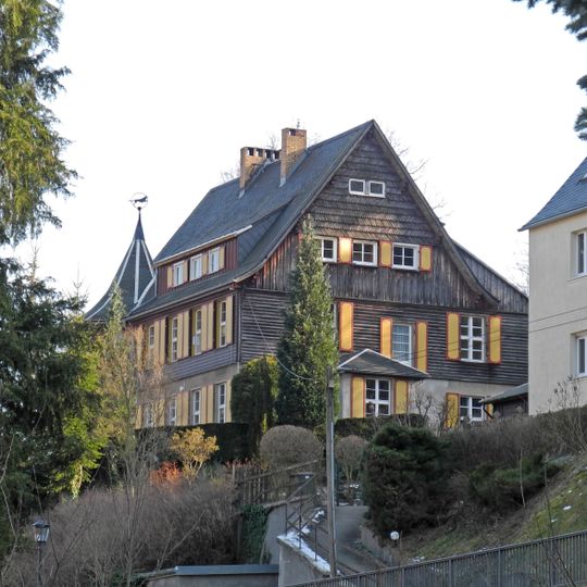 Wohnhaus im Heimatstil, u. a. baugeschichtlich von Bedeutung und ortsbildprägend Alte Bergstraße 22