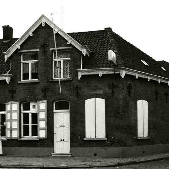 Hoekhuis aan Gelmelenstraat 81-83