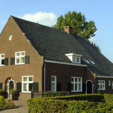 Boerderij op een krukvormige plattegrond in Ambachtelijk-traditionele stijl