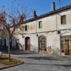 Conjunt de nou cases entre mitgeres