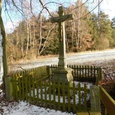 Kříž jižně od Lovětína nad rybníkem Na Jůzlově