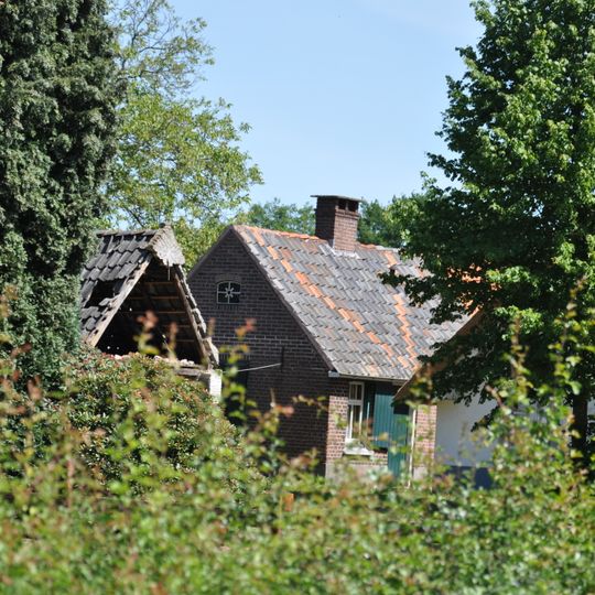 Zomerhuis is gesitueerd aan de linkerzijde van het voorhuis van de boerderij