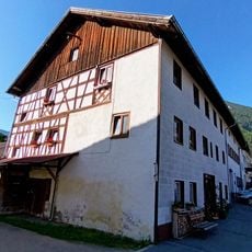 Wohnhaus und Statuette