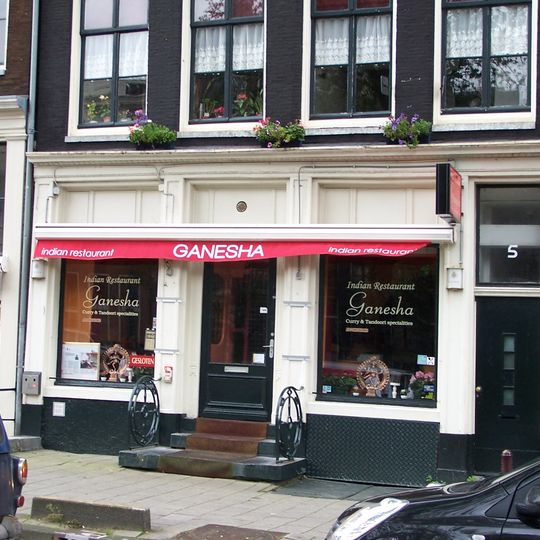 Pand met gevel onder rechte lijst met gesneden puilijst