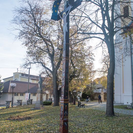 Dřevěný kříž u kostela