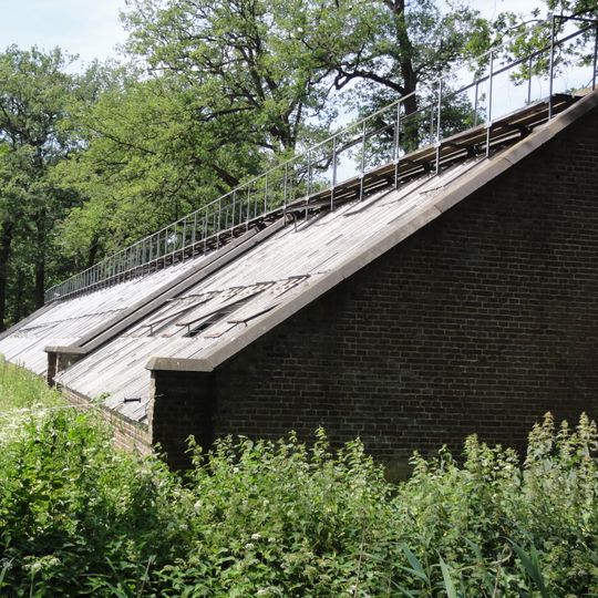 Heeswijk: kas in moestuin