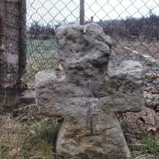 Smírčí kříž u plotu zahrady na západním okraji Chloumku