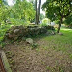 Ruiny zamku wraz z kamiennymi obwarowaniami znajdującymi się w odległości ok. 20 m od zamku