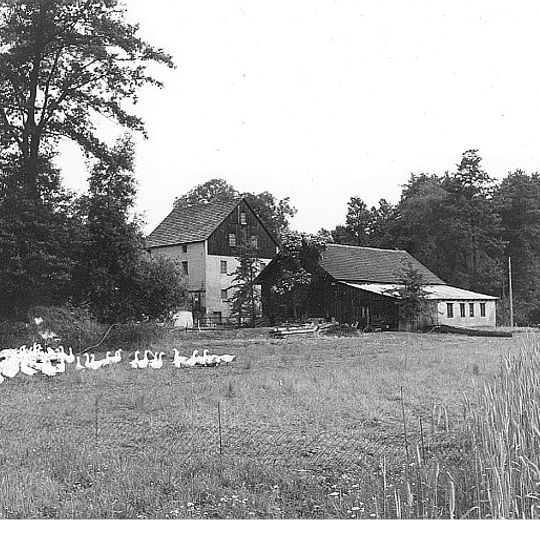 Pötschke-Mühle; Mühlenanwesen mit Mühlengebäude und angebautem altem und neuem Wohnhaus, drei Nebengebäuden, frei stehendem Taubenhaus, Hofmauer und Einfahrtspfeilern, Hofpflasterung aus kleinen Granitsteinen, Wehranlage und auf der anderen Sei
