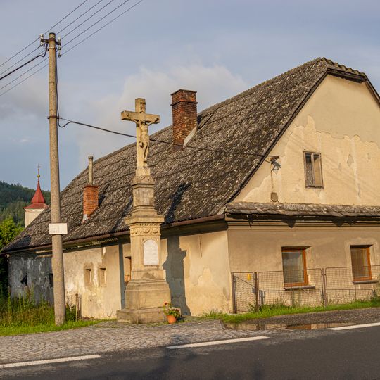 Kříž v Klášterci u hlavní silnice