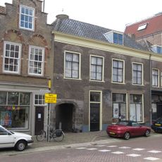 Pand met lijstgevel waarin geprofileerde, laat-gotische poort, die toegang geeft tot het hof