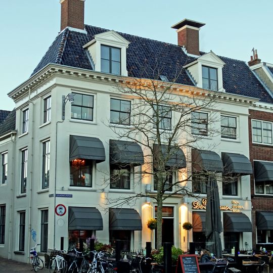 Vijf traveeën breed pand met rechte geblokte kroonlijst onder tentdak