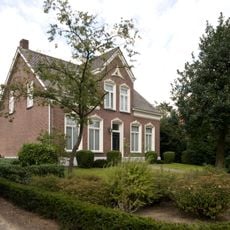 Woonhuis, vertoont kenmerken van het eclecticisme