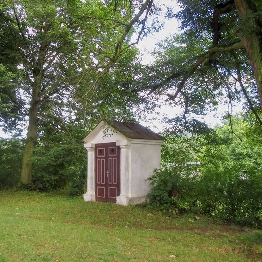 Kaplička v Rohli u kostela