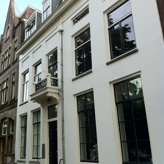 Pand met gepleisterde dubbele lijstgevel waarvan een met schilddaken