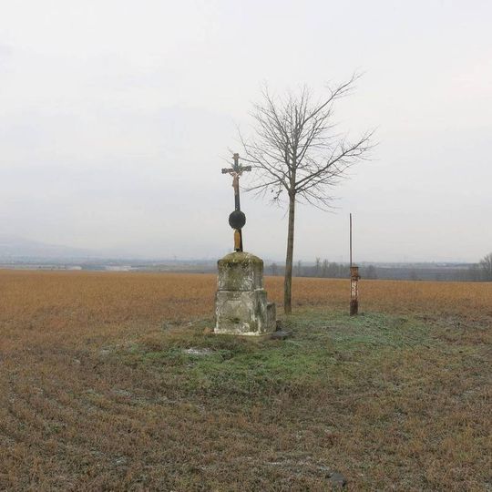 Kříž v poli severně od Černivi