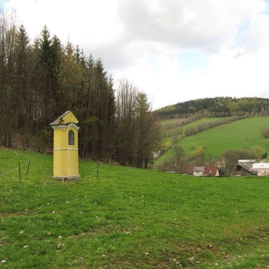 Kaplička v Rejcharticích poblíž kostela ve stráni