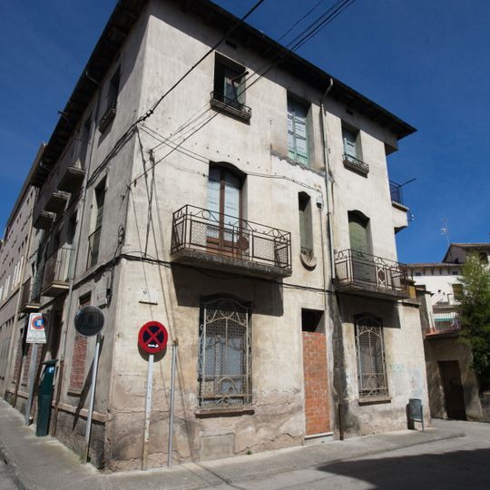 Casa al carrer Fontanella i carrer Fluvià