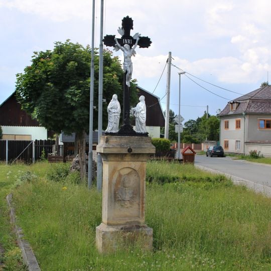 Kříž v Sobáčově na návsi