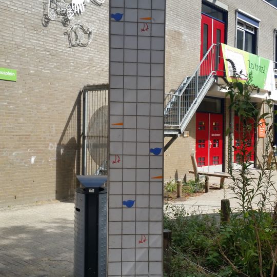 Zes betegelde zuilen