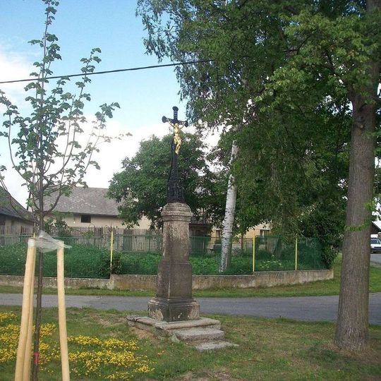 Kříž u kaple ve Strýčkovech