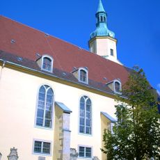 Evangelische Stadtkirche St. Nicolai (Pulsnitz) mit Ausstattung und acht Grabmalen an der äußeren Kirchenwand Kirchplatz