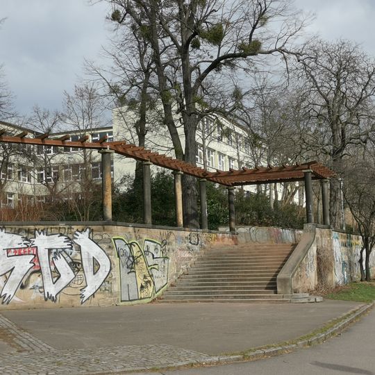 Mauer-, Pergola- und Treppengestaltung zwischen Löwenstraße und Prießnitz