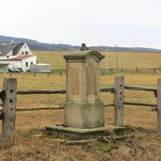 Kříž u silnice poblíž domu 336 v Království