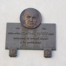 Pamětní deska Bohumila Prusíka ve Všeobecné fakultní nemocnici v Praze