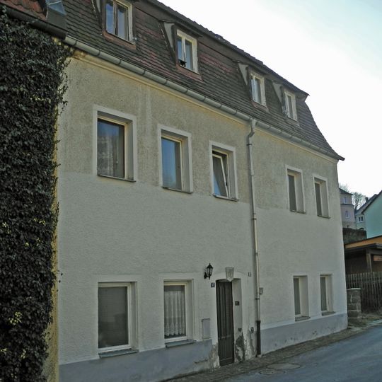 Wohnhaus in halboffener Bebauung, profilierter Türstock mit Schlussstein Mittelstraße 17