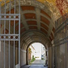 Mietshaus in geschlossener Bebauung, mit Läden Jakobstraße 40