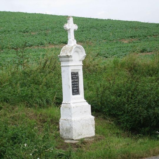 Kříž u zastávky autobusu v Tisku
