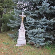 Kříž před kostelem Jména Panny Marie ve Vyskytné