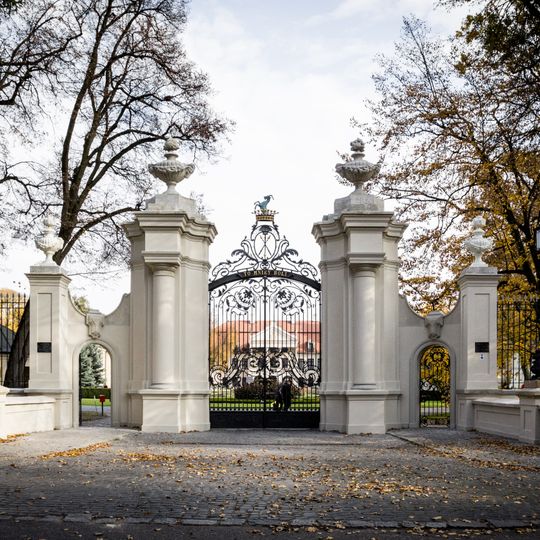 Ogrodzenie z bramami i z łącznikami między budynkami pałacowymi